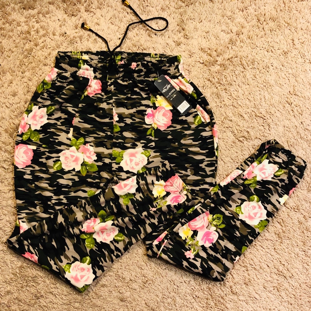 Army Print Floral Pants 🌸